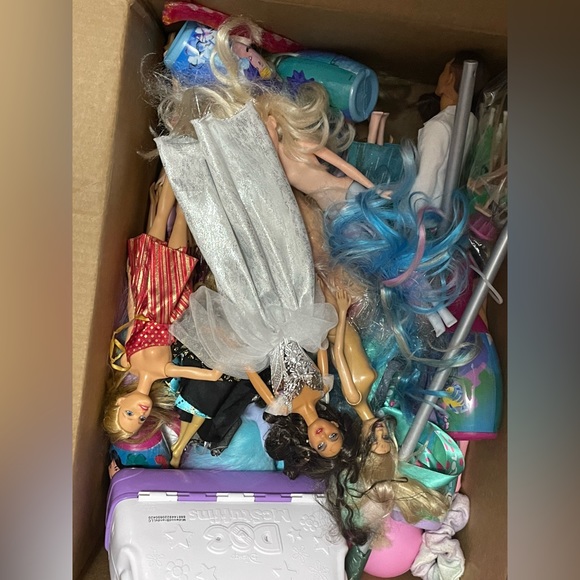 UPDATED Barbie Dreamhouse, Barbie Camper, & LOTS of barbie’s with clothes & acce - Picture 4 of 4